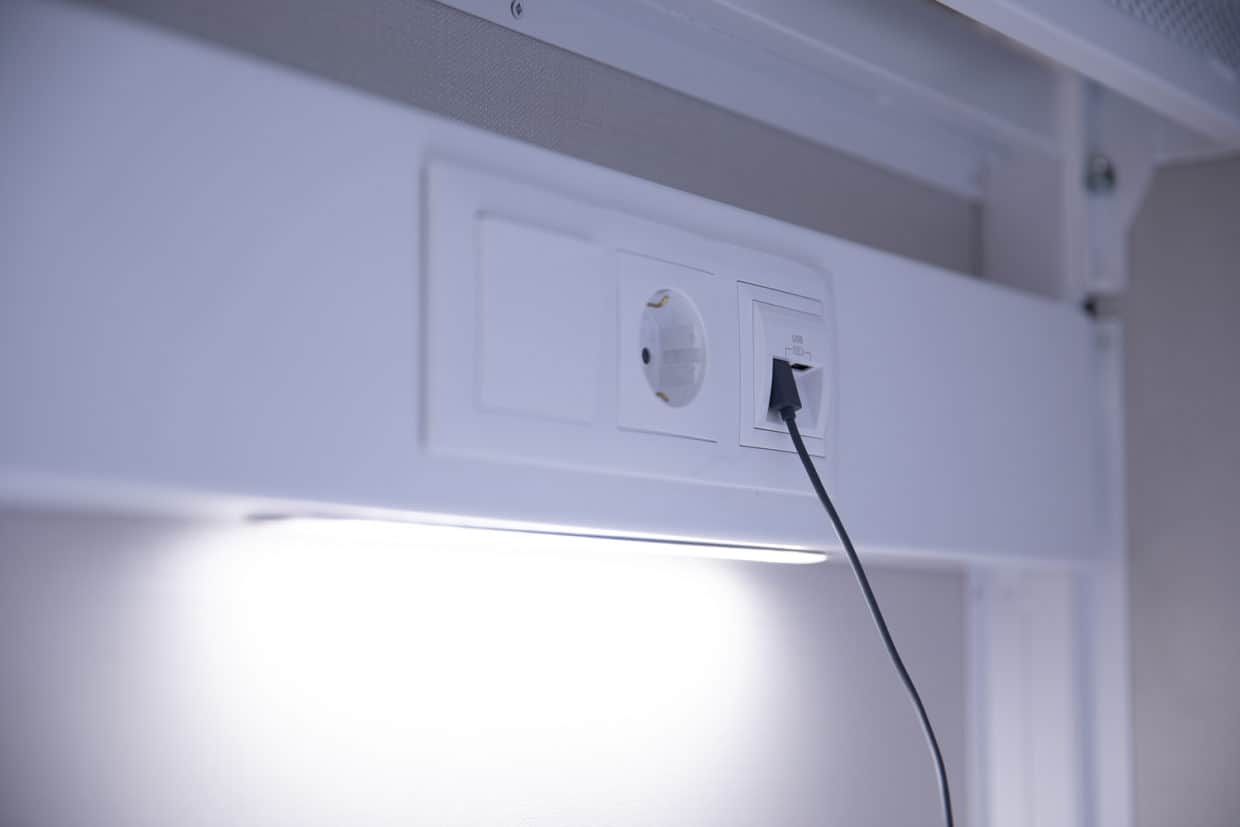 DREAM IN SANTIAGO albergue en Santiago de Compostela - bed with light - USB charger - plug